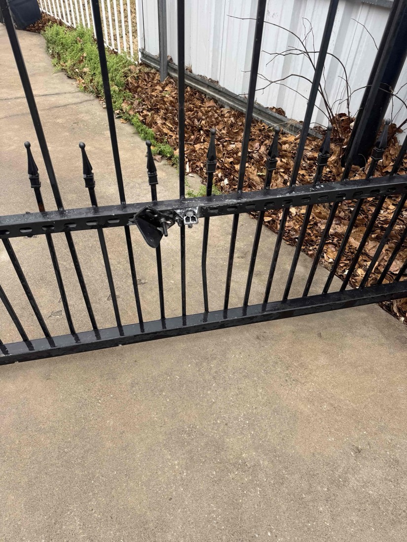 Gate latch and lock assembly on driveway gate