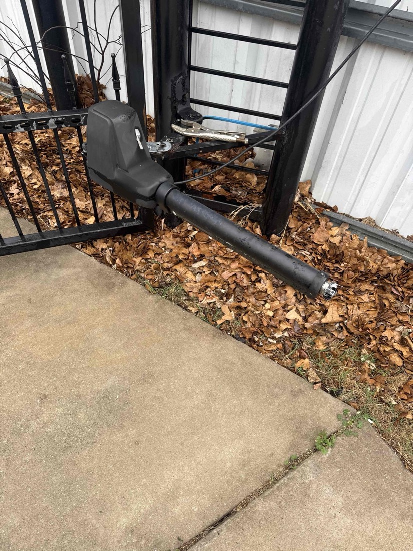 Gate opener motor with actuator arm mounted on post